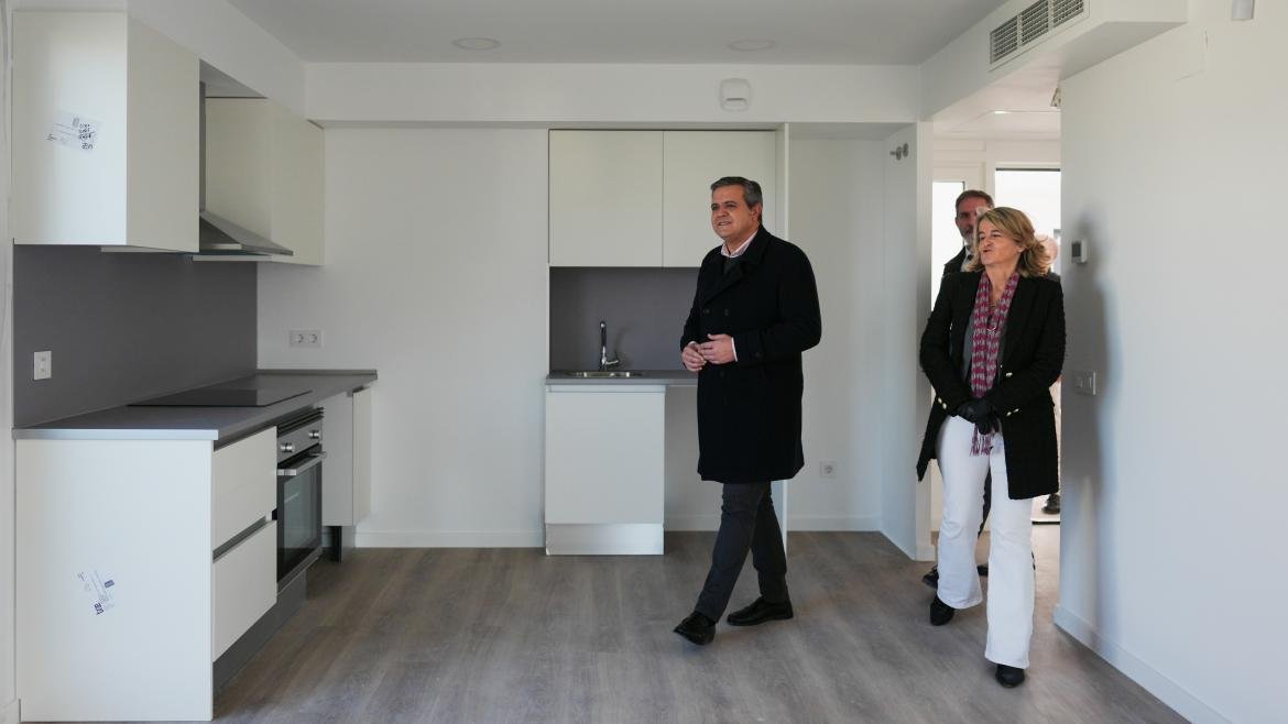 El consejero Jorge Rodrigo durante la entrega de nuevas viviendas del Plan Vive en Getafe