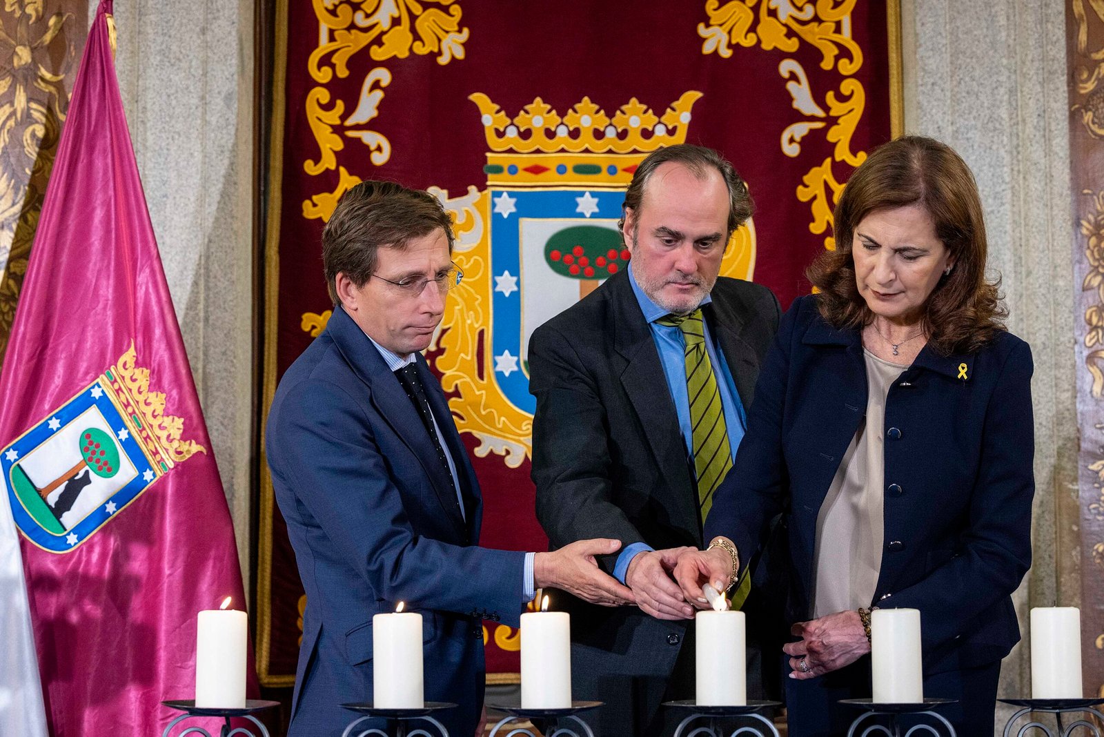 El alcalde encendiendo la cuarta de las seis velas en memoria de las víctimas del holocausto