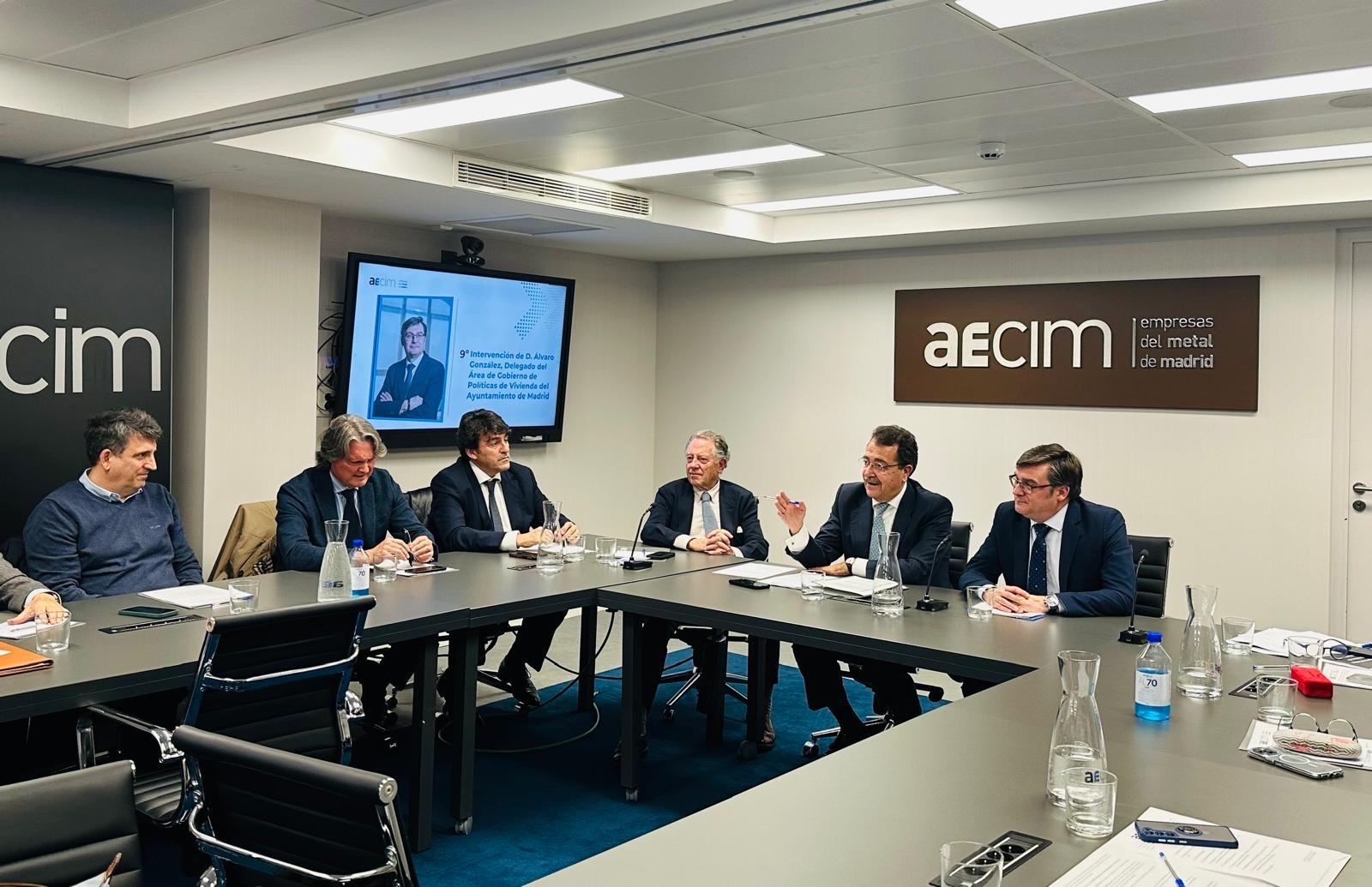 El delegado de Políticas de Vivienda y presidente de la Empresa Municipal de la Vivienda y Suelo (EMVS Madrid), Álvaro González, en la clausura de de la Junta directiva de AECIM