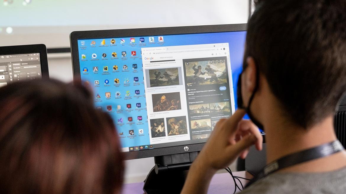 Persona delante de un ordenador trabajando en grafismo
