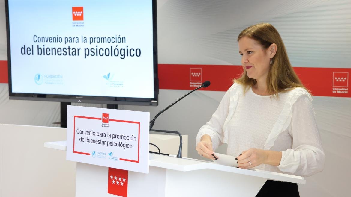 La consejera Ana Dávila durante la firma de un convenio con el Colegio Oficial de la Psicología
