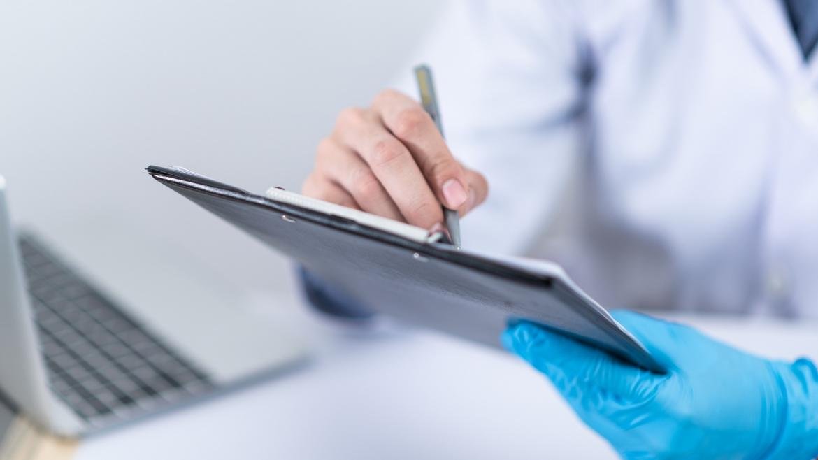 Médico en consulta
