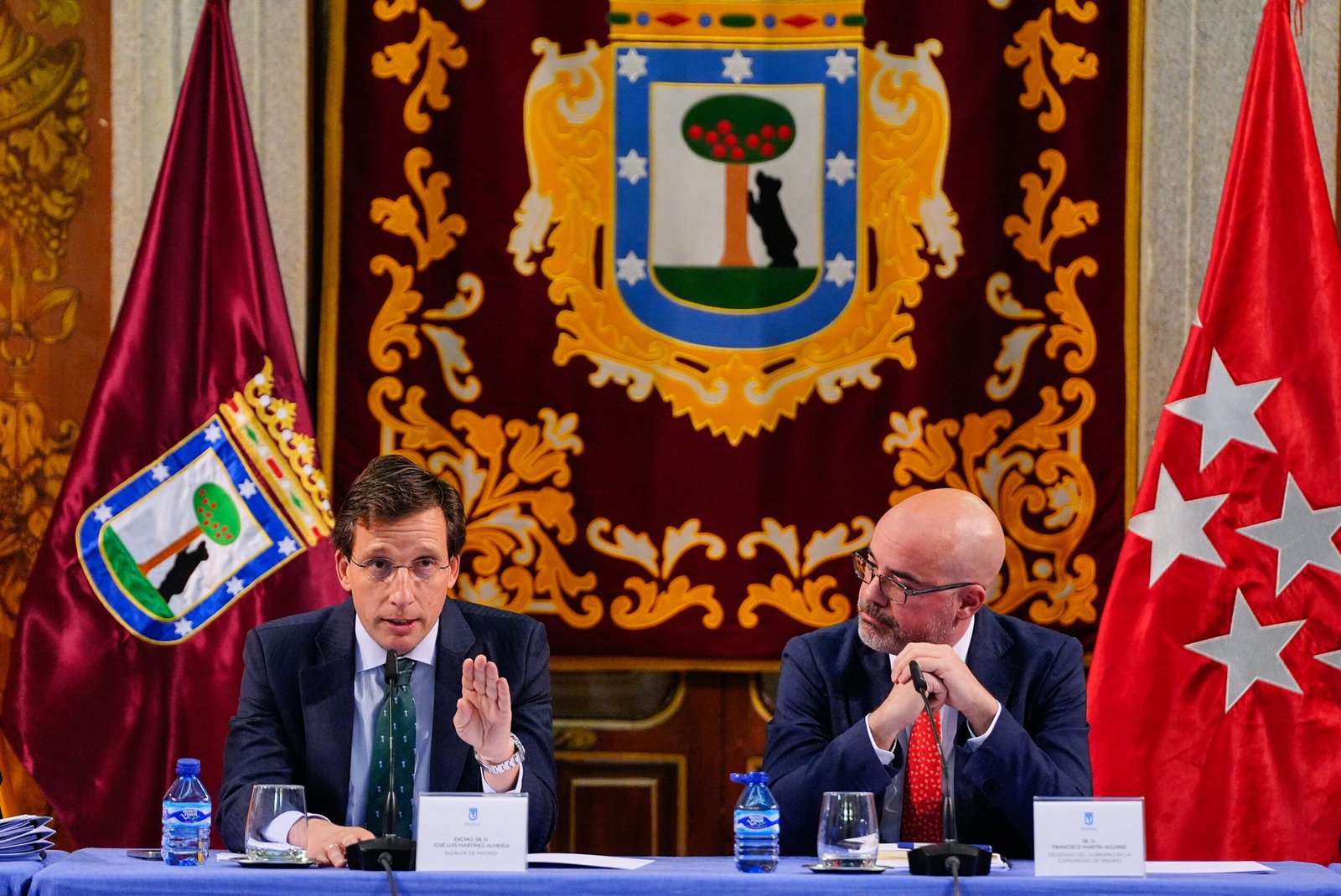 1.Almeida, acompañado de Sanz, en la reunión del Consejo y la Junta de Seguridad Local de la ciudad, esta mañana en la Casa de la Villa