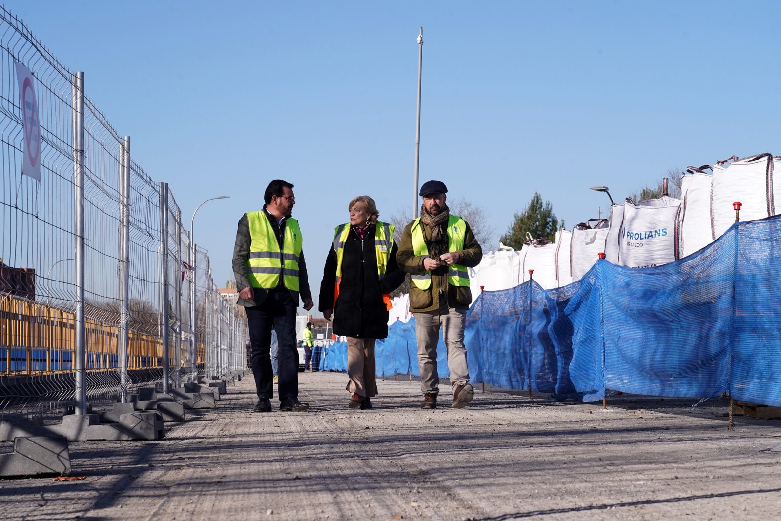 La delegada de Obras y Equipamientos, Paloma García Romero, acompañada del concejal de Villa de Vallecas, Carlos González Pereira, en su visita a las obras de la conexión peatonal del camino del Pozo del Tío Raimundo