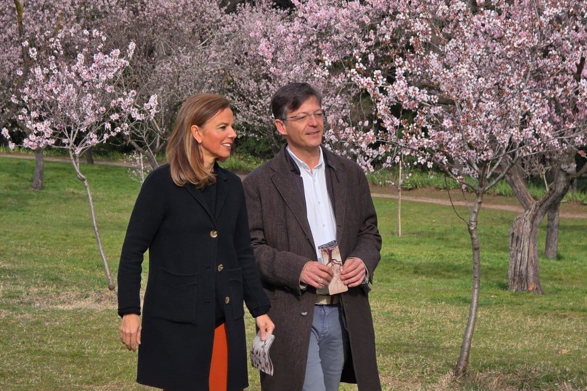 Almudena Maíllo y Martínez Páramo paseando por el parque de la Quinta de los Molinos antes de la presentación de la programación de las jornadas