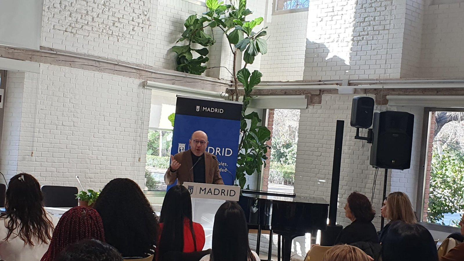 José Fernández en la entrega de diplomas a las mujeres asistentes a los cursos de formación para víctimas de trata