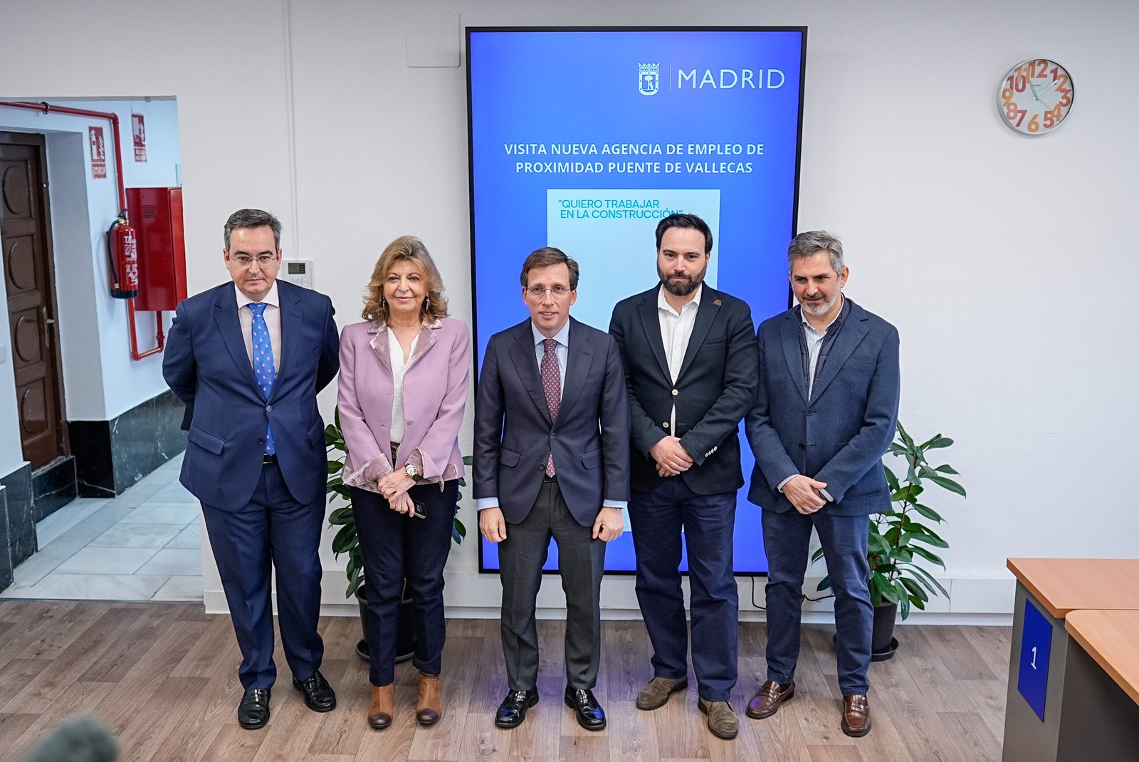 1.AlmeidaVisitaOficinaAE_PteVallecas