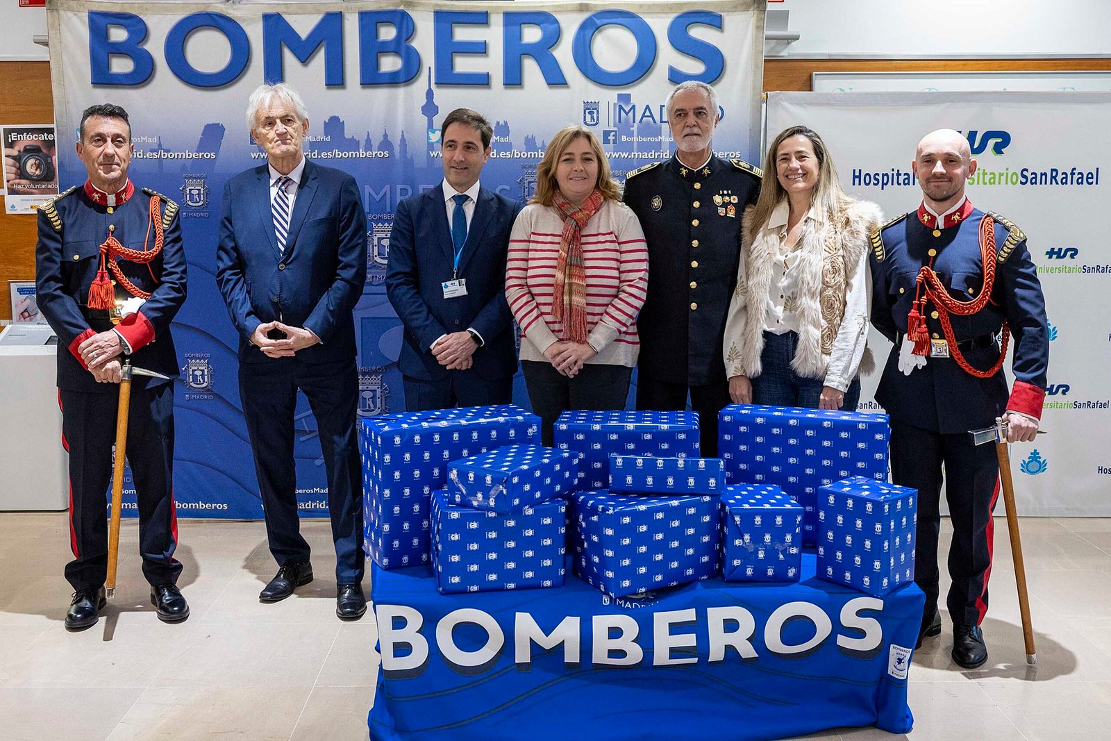 Foto grupal de Inma Sanz junto a la concejala del distrito de Chamartín, Yolanda Estrada, y el Cuerpo de Bomberos del Ayuntamiento de Madrid