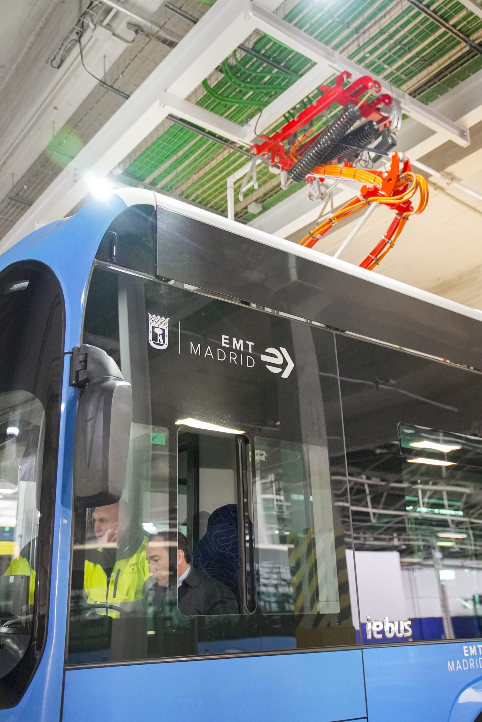 Carabante en bus EMT Madrid comprobando nueva carga inteligente