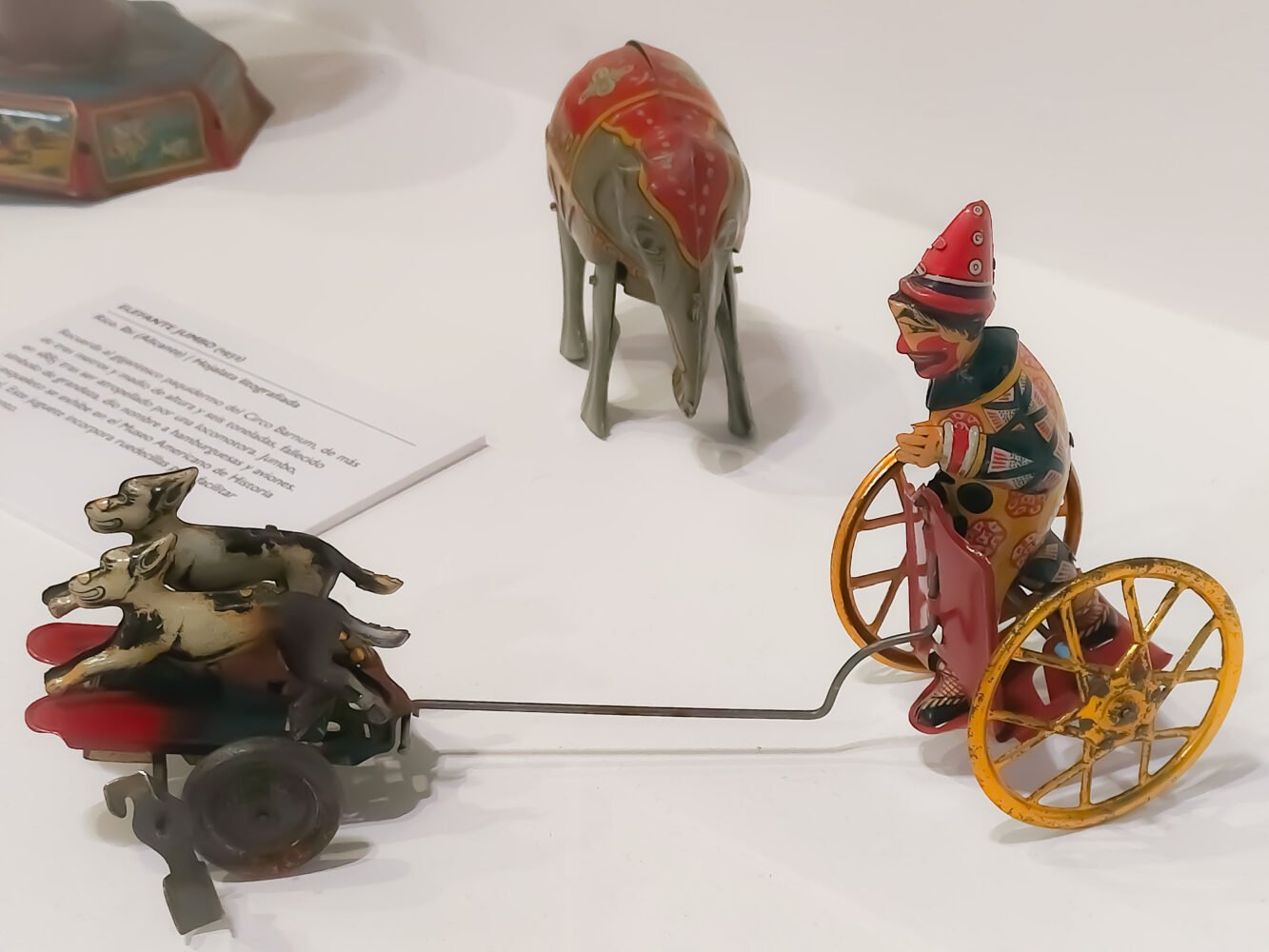 Payasos con perros en hojalata, que forman parte de la exposición