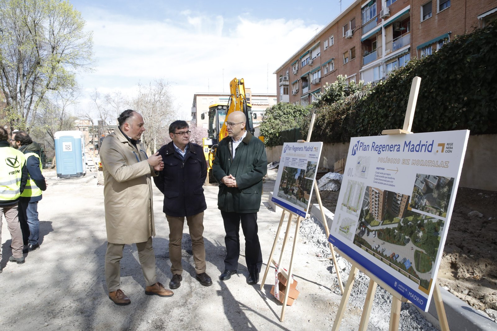 Visita del delegado de Políticas de Vivienda y presidente de la Empresa Municipal de la Vivienda y Suelo (EMVS Madrid), Álvaro González, acompañado del concejal de Moratalaz, Nacho Pezuela, a las obras de regeneración urbana