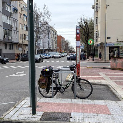 Uno de los nuevos aparca-bicis universales, ubicado junto a la parada de tranvía de Isabel II, en banda de servicio y accesible desde la calzada, que dará servicio al cambio modal, vecindad y comercio local.