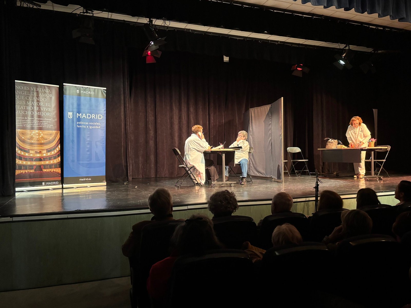 Un momento de la representación teatral del sainete Don Sabino curamanías, adaptación de la obra de José Cedena, a cargo del grupo de teatro Los bombones de San Blas, del Centro Municipal de Mayores Pablo Casals (San Blas-Can