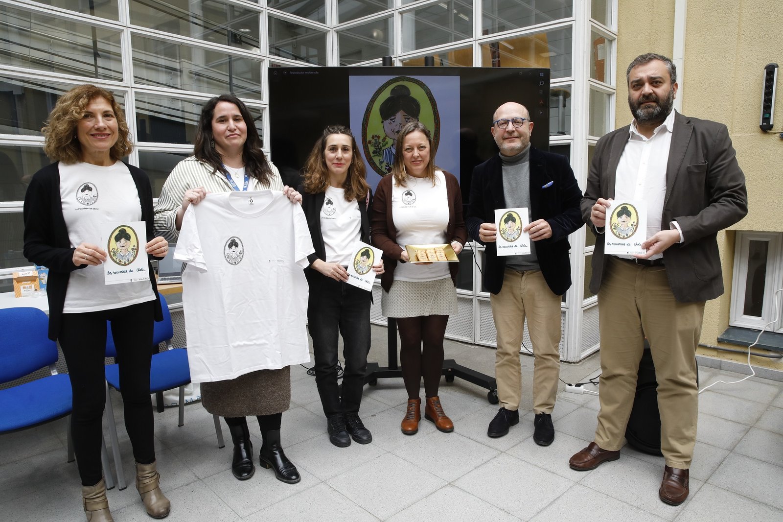 Fernández y Segura con las creadoras de Los recuerdos de Chole