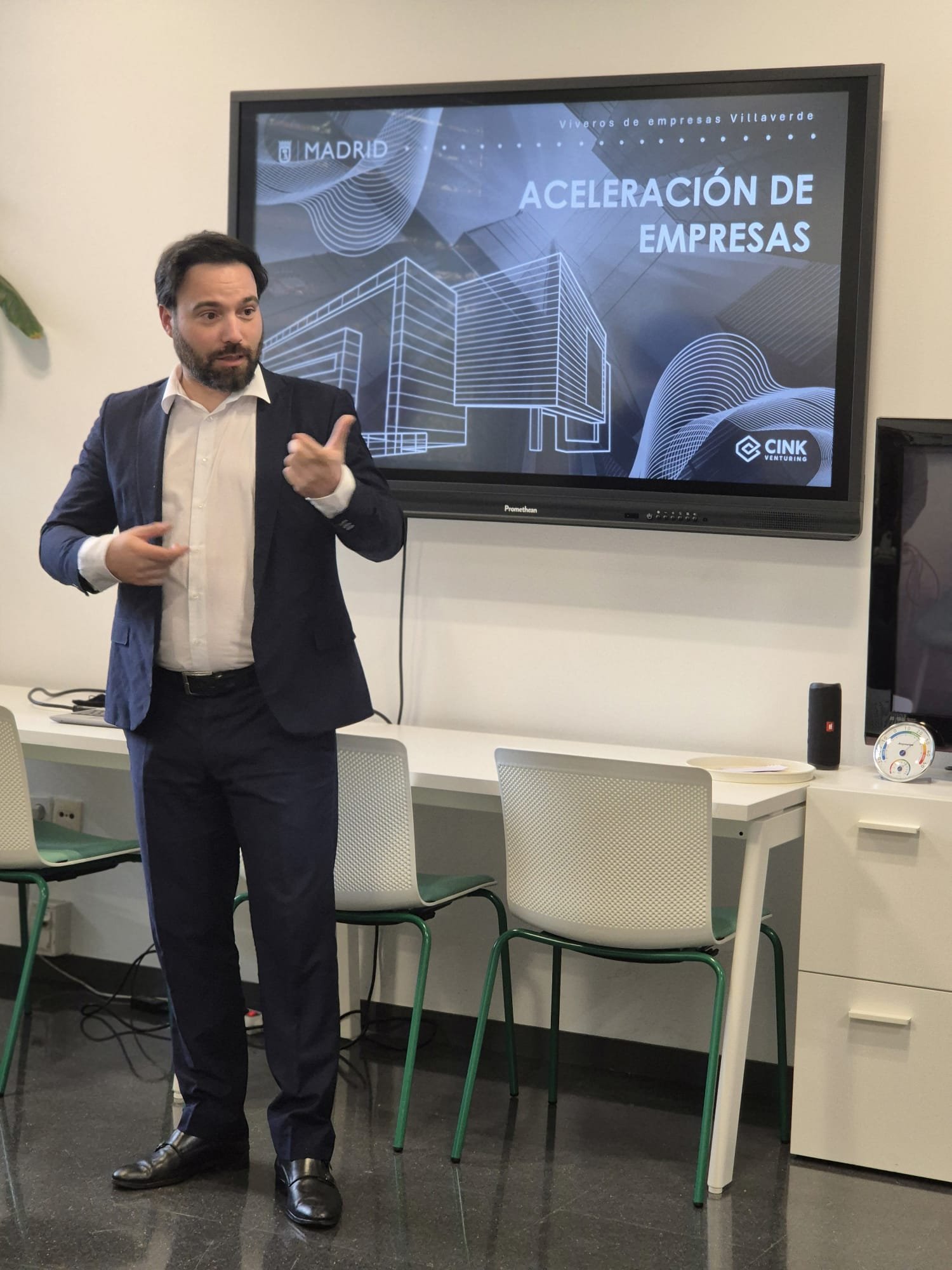 El concejal delegado de Innovación y Emprendimiento, Ángel Niño, da la bienvenida a los emprendedores de Villaverde