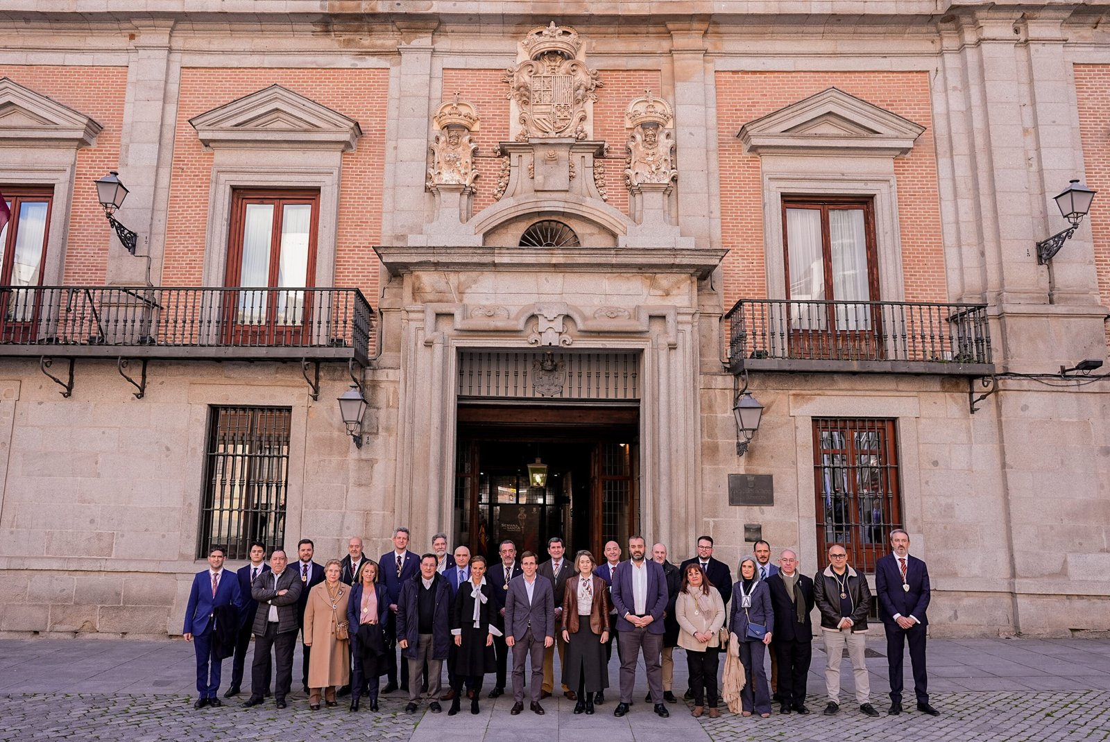 Foto de familia durante la presentación de la Semana Santa 2025