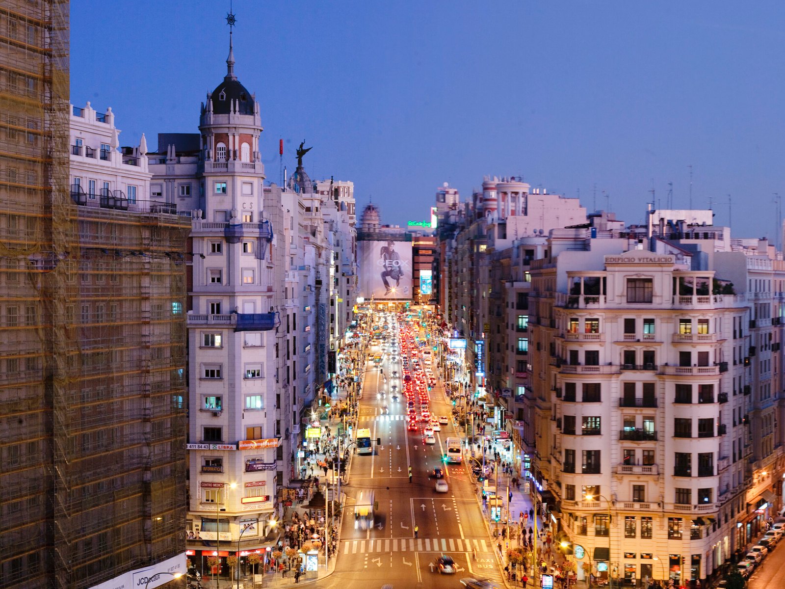 Gran Vía de Madrid, de noche (foto de archivo)