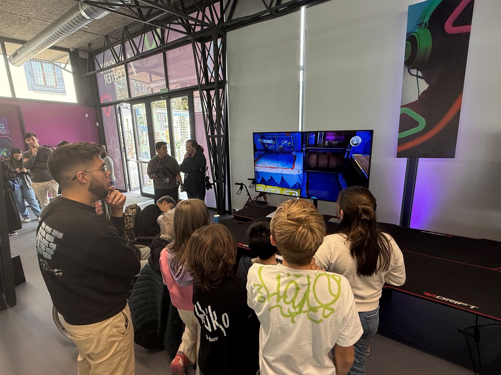 Niños participando en una jornada de terapia con los videojuegos como puente intergeneracional