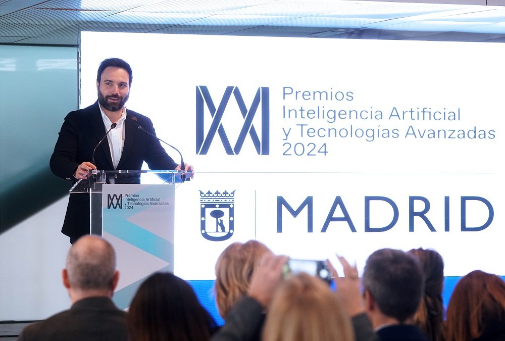 Niño durante la entrega de premios