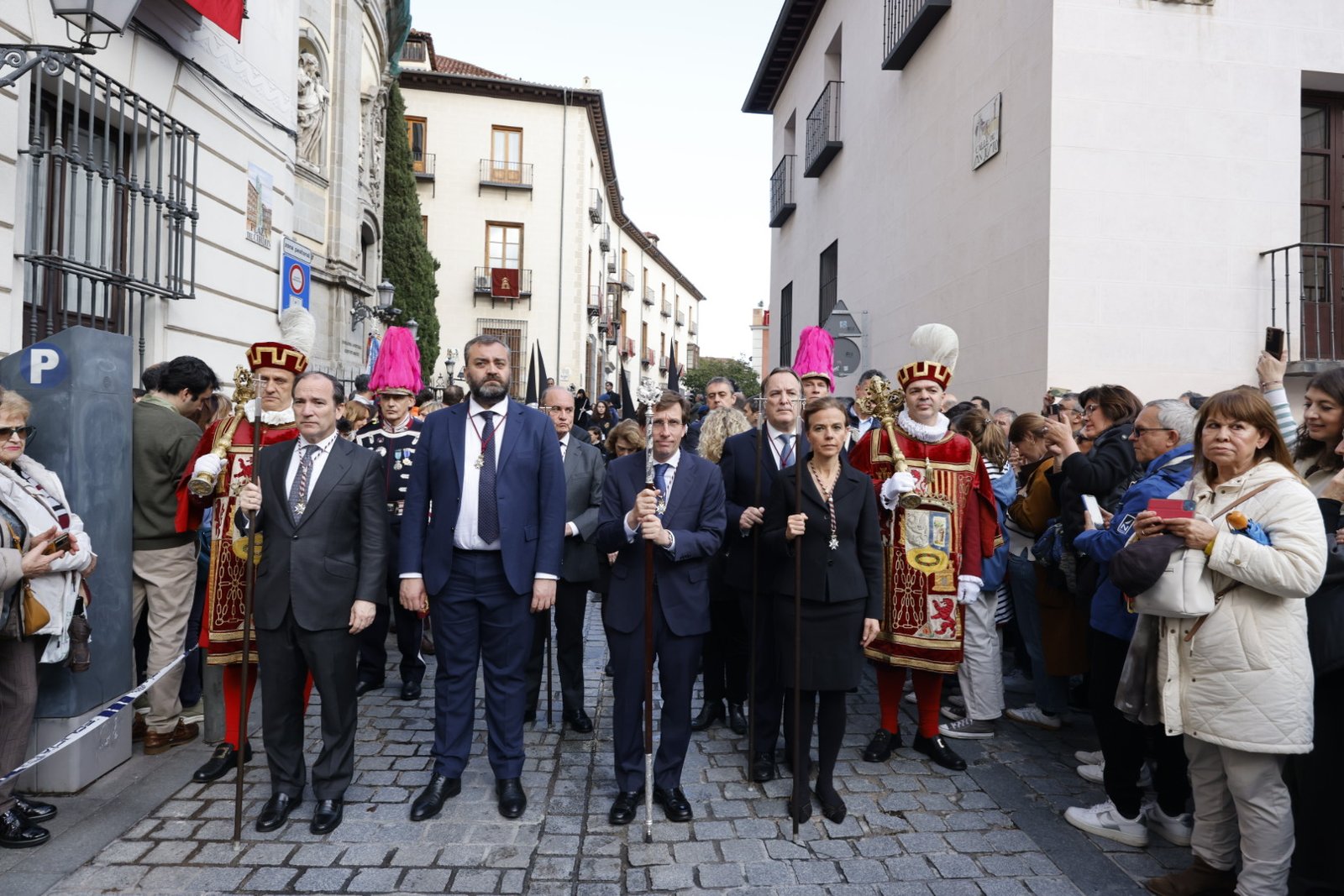 Almeida junto a junto a varios miembros del equipo de Gobierno en la procesiónSantísimo Cristo de la Fe y el Perdón ‘los Estudiantes’