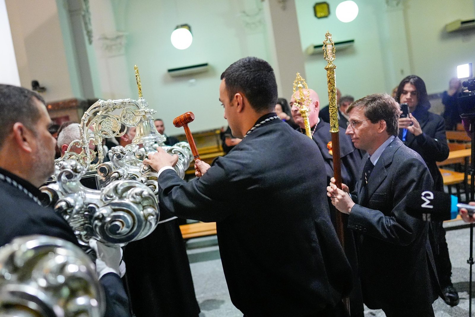 Almeida durante la exposición de la imagen en la puerta de la Basílica de Nuestro Padre Jesús de Medinaceli