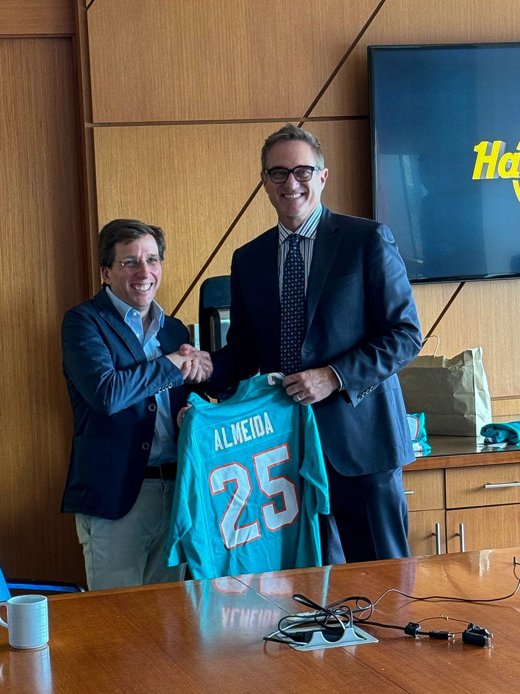 Almeida con el presidente y CEO del equipo de fútbol americano y mánager de Formula One Miami Grand Prix, Tom Garfinkel