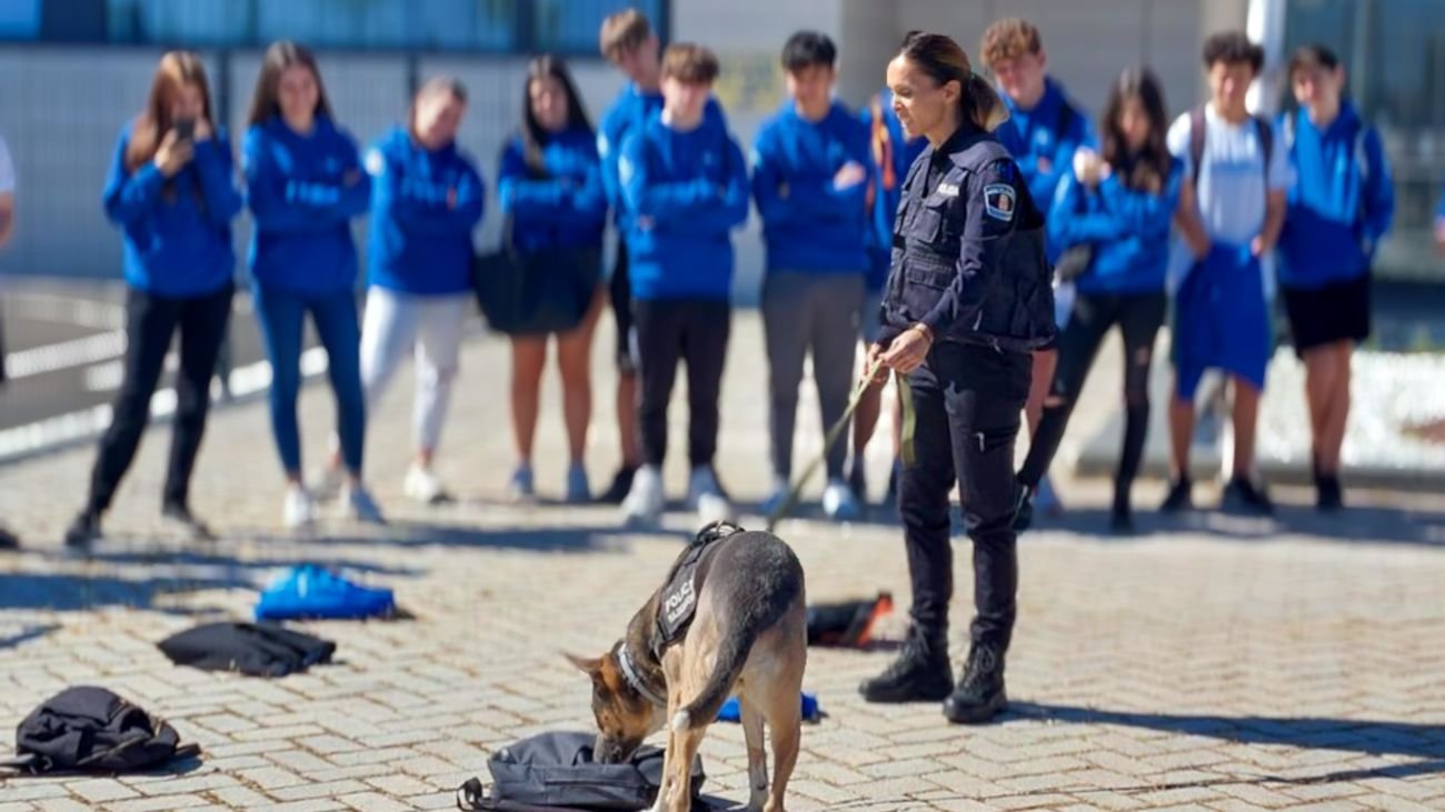 Escolares de Majadahonda asisten a una demostración de la Policía Local