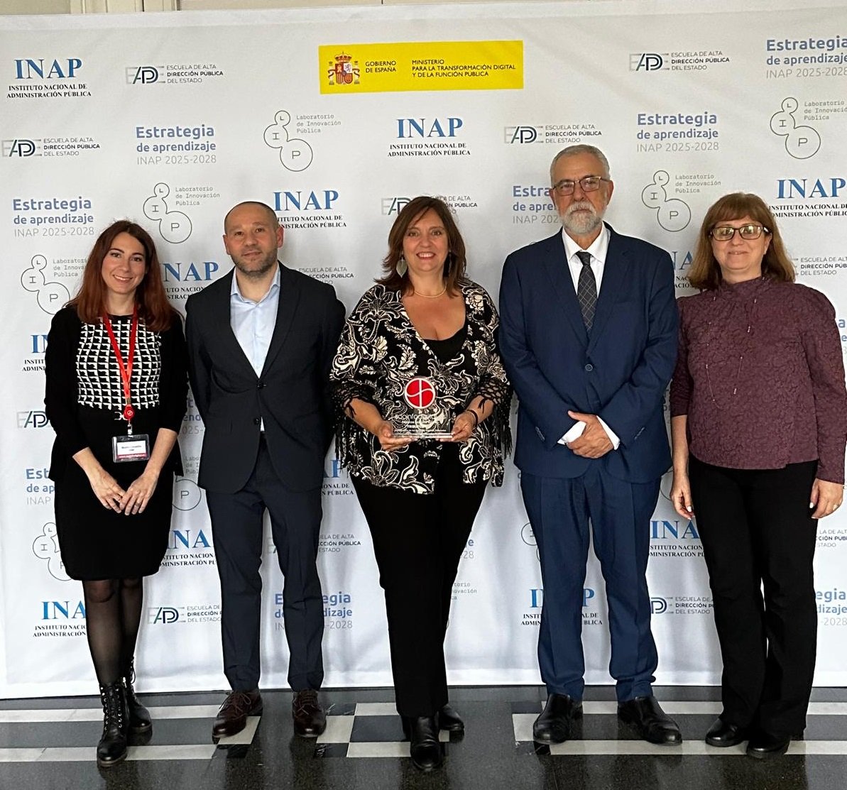 Miembros de la Agencia Tributaria e Informática del Ayuntamiento de Madrid durante la recogida del galardón