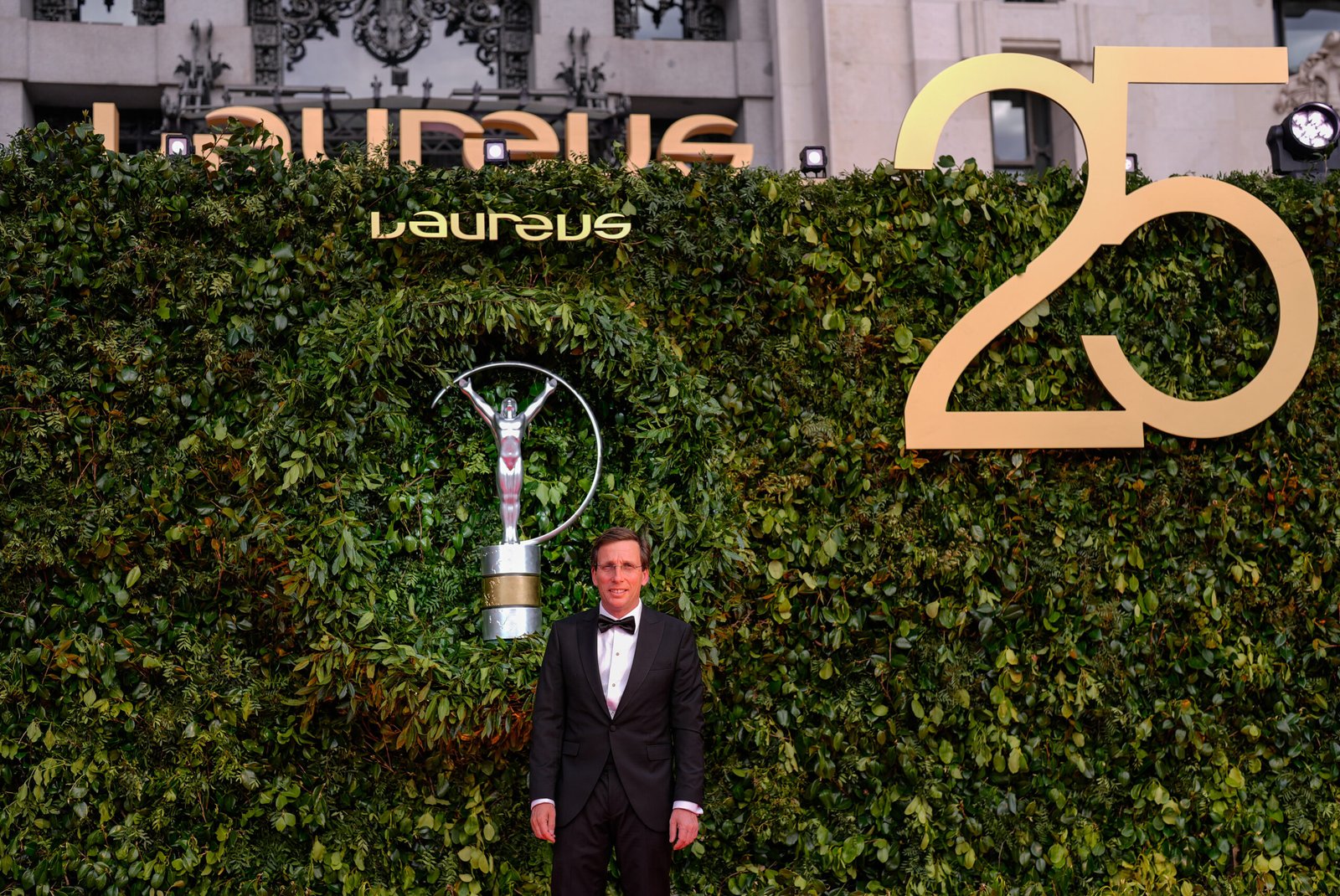 Almeida delante de decorado vegetal de Laureus