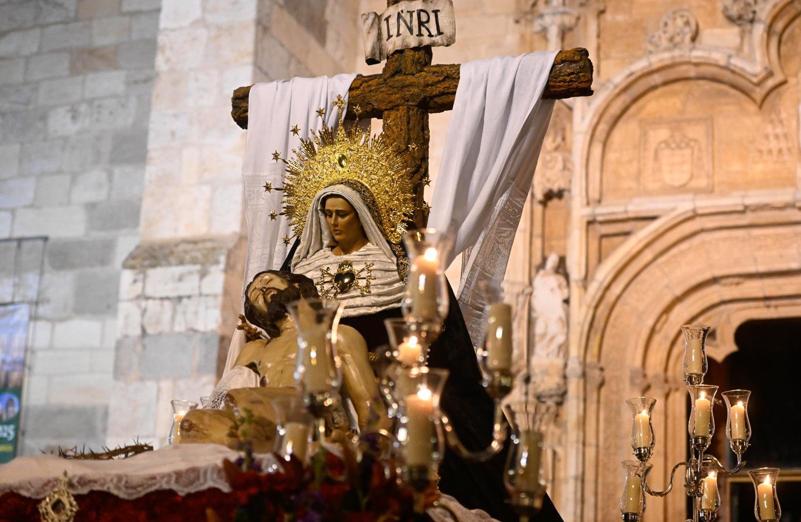 La lluvia interrumpe la Procesión del Cristo de los Desamparados y María de las Angustias