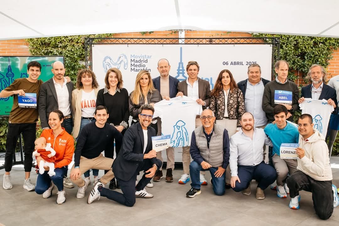 La concejala delegada de Deporte, Sonia Cea, en la foto de familia con los atletas que han participado en la presentación de la XXIV edición de Movistar Madrid Medio Maratón