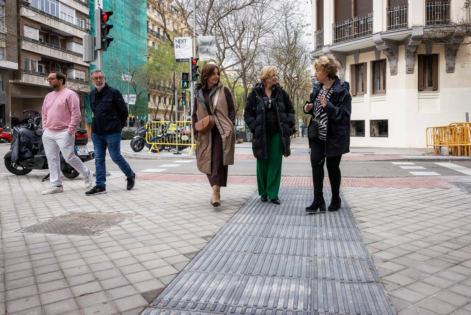 García Romero visita la calle Ortega y Gasset tras la renovación de las aceras