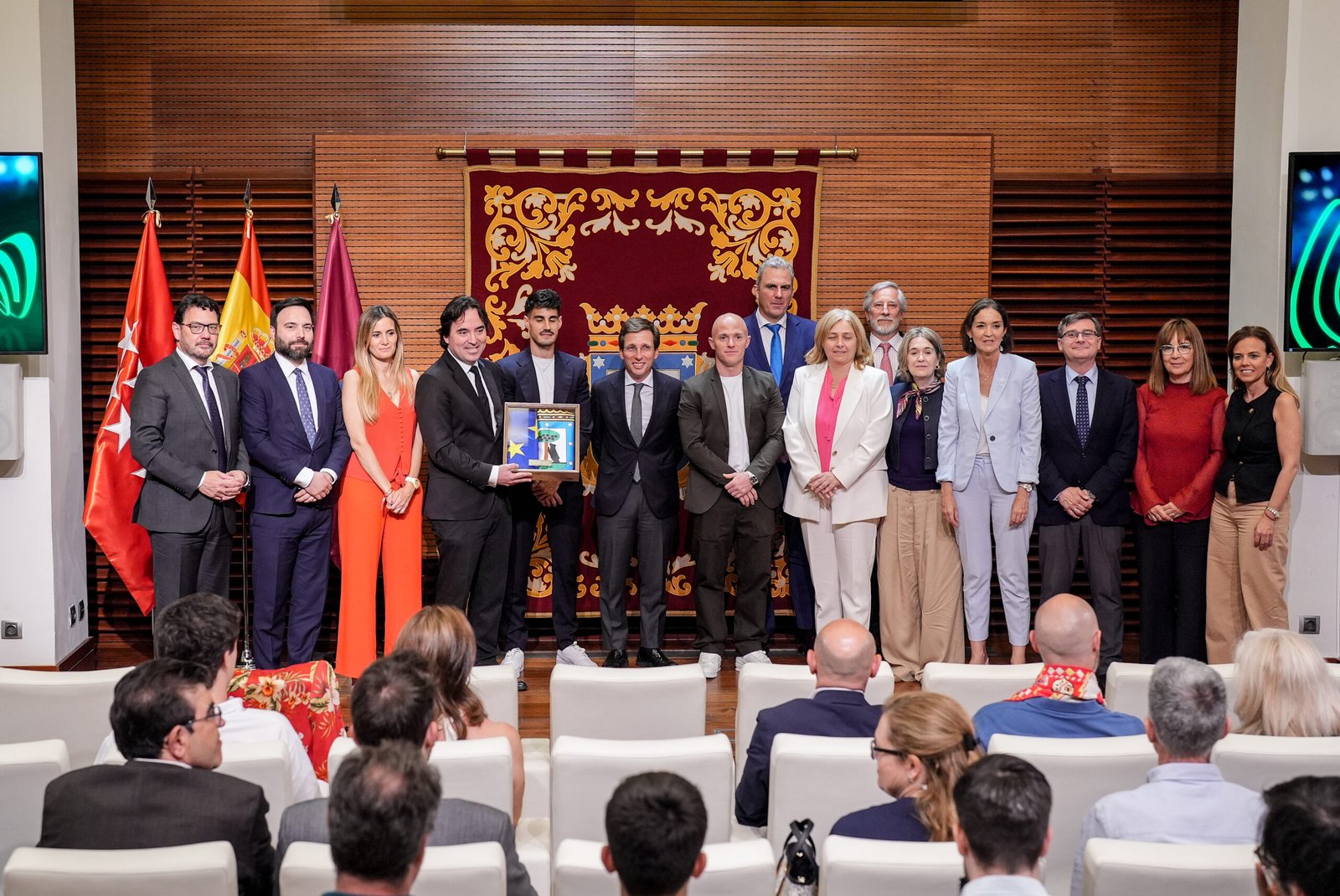 Foto de familia con los jugadores, Junta Directiva y concejales