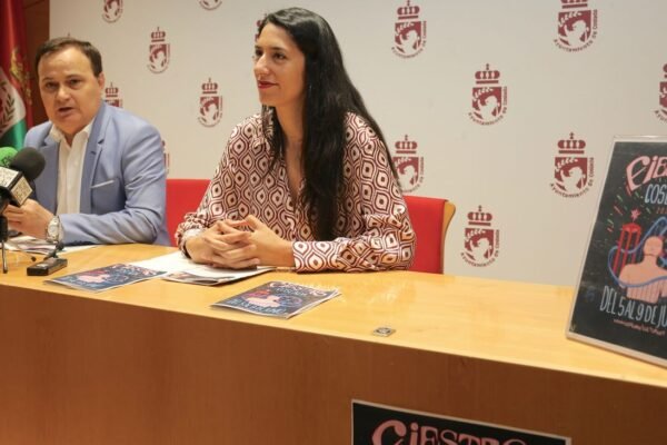 El alcalde de Coslada, Ángel Viveros, y la concejal de Cultura y Fiestas, Emi Escudero