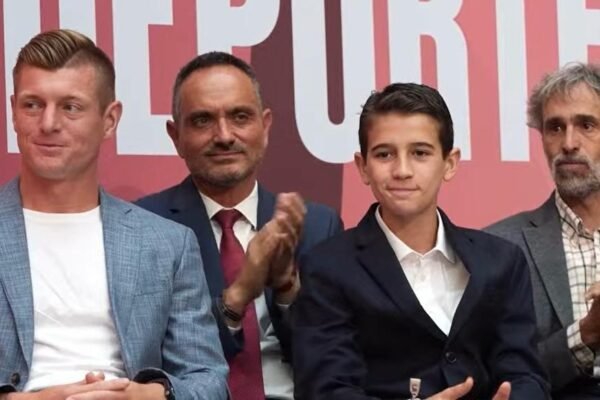 El Ayuntamiento de Móstoles ha sido premiado con el Premio Siete Estrellas del Deporte de la Comunidad de Madrid en la categoría de fomento del deporte desde las administraciones locales. En un evento realizado en la Real Casa de Correos, el alcalde recibió el galardón de manos de la presidenta de la Comunidad de Madrid, Isabel Díaz Ayuso.
Este reconocimiento destaca el compromiso de Móstoles con el deporte como impulsor social y económico, y confirma a la ciudad como una candidata sólida a Ciudad Europea del Deporte 2026. El alcalde, Manuel Bautista, agradeció la labor de los clubes y asociaciones locales por promover los valores deportivos y un estilo de vida saludable en la comunidad.
Además, en esta edición de los Premios Siete Estrellas del Deporte, la Comunidad de Madrid reconoció a destacadas figuras y entidades deportivas, incluyendo al judoca Fran Garrigós, el exfutbolista Toni Kroos, la jugadora de bádminton Carolina Marín, entre otros. Estos galardones, establecidos desde 1987, han honrado a profesionales y organizaciones destacadas en el ámbito deportivo.