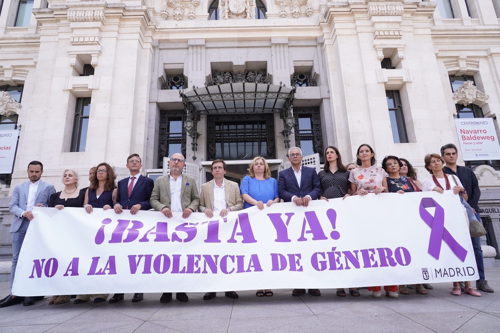 1.Almeida preside minuto de silencio por asesinato de vecina de Getafe