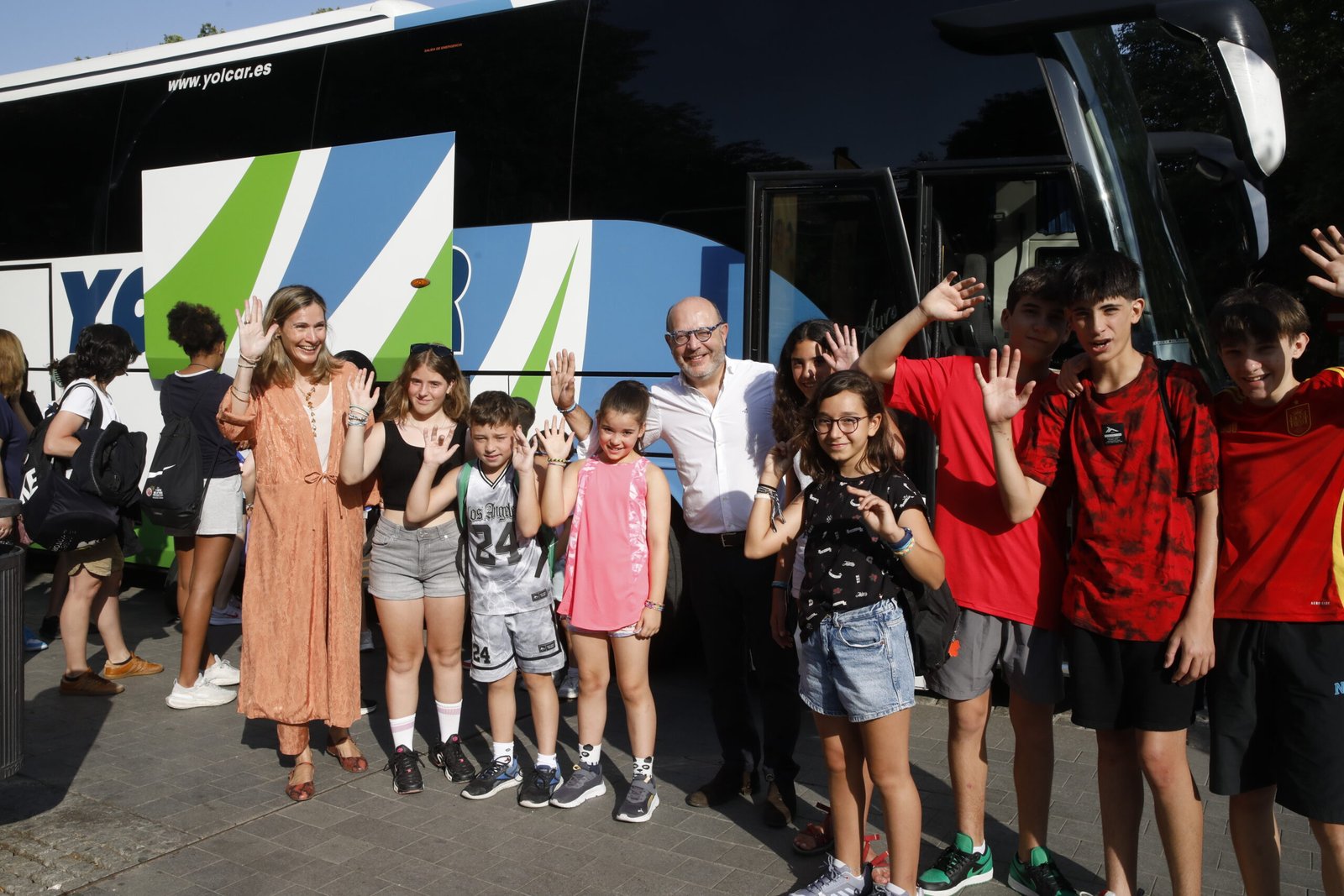 Fernández despide a los menores que se desplazan a Cercedilla para participar en un campamento municipal