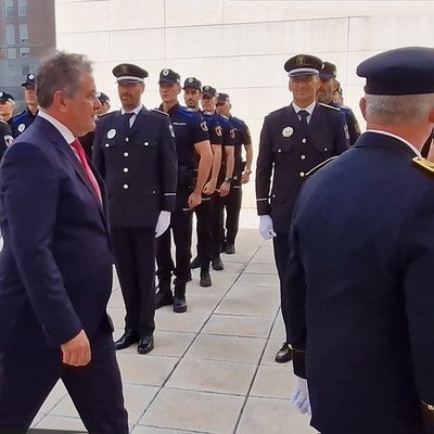 El Alcalde y el Comisario Principal de Policía Local pasan revista antes del acto de San Juan