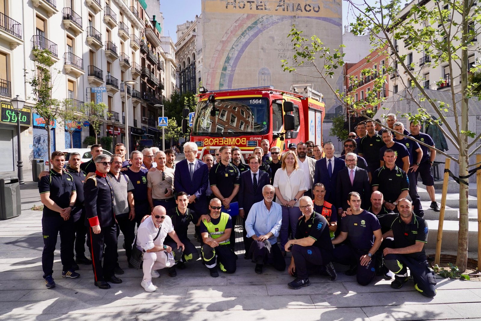 Acto de homenaje al Cuerpo de Bomberos del Ayuntamiento y colocación de un conjunto escultórico en la plaza del Carmen