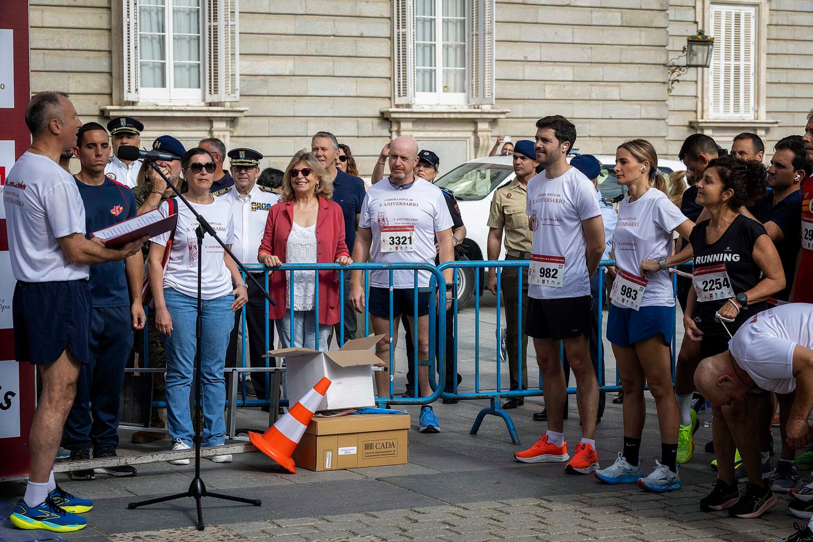 Hidalgo y Cea en la salida de la carrera popular por el X aniversario de la proclamación del rey Felipe VI