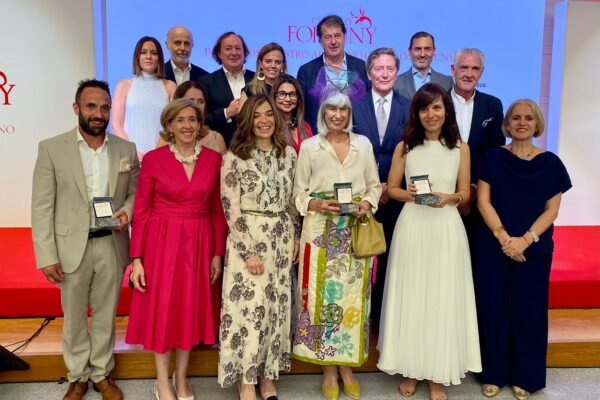 La concejala de Turismo, Almudena Maíllo en una foto de familia con todos los galardonados en los Premios Maestros Artesanos del Círculo Fortuny