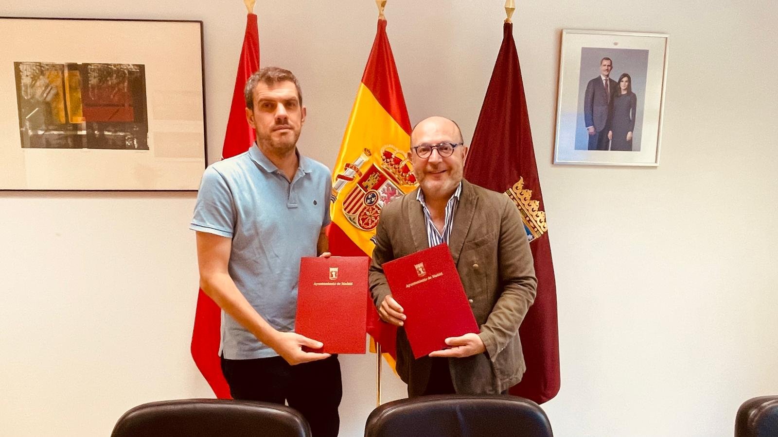 El delegado de Políticas Sociales, Familia e Igualdad, José Fernández, y el presidente de la Federación, Jorge Nacarino, han firmado hoy el convenio
