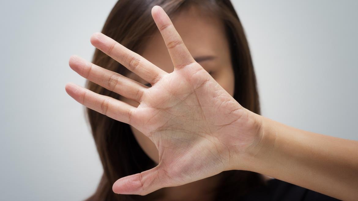 Una mujer con la mano abierta y extendida