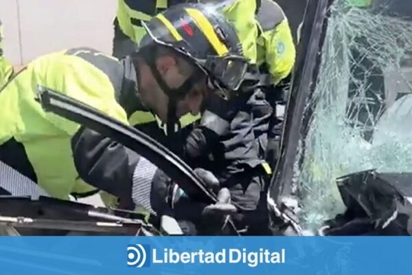 Dos heridos graves al chocar contra un autobús en la Avenida de la Aviación de Madrid