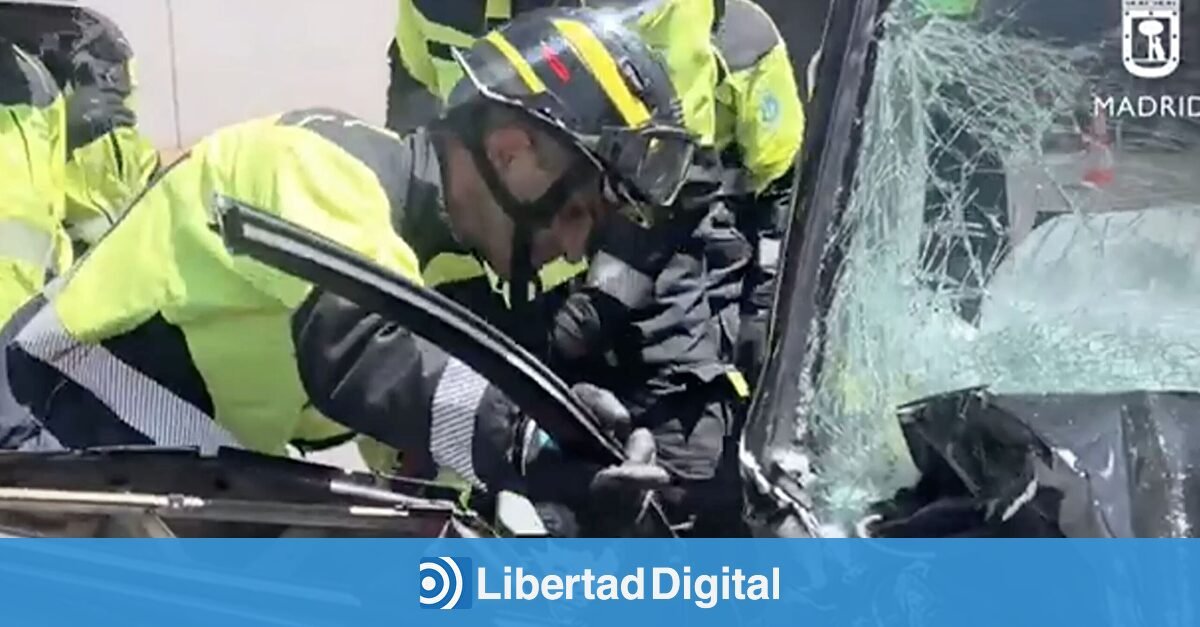 Dos heridos graves al chocar contra un autobús en la Avenida de la Aviación de Madrid
