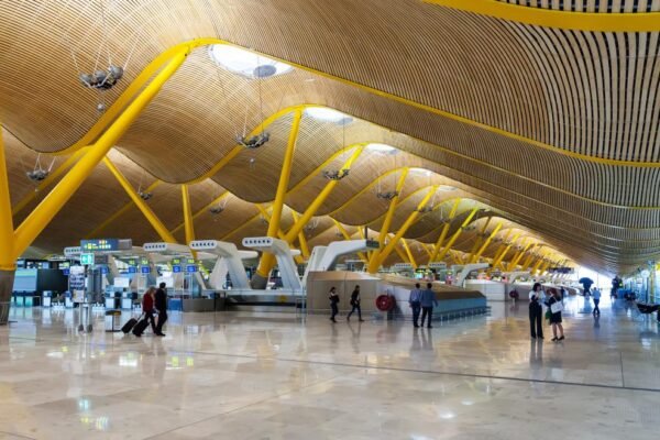 Choque entre el Ayuntamiento de Madrid y Aena por el desalojo de personas sin hogar en Barajas