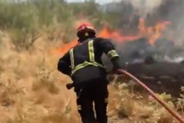 Controlado incendio en Arroyomolinos, pero sigue cortada la M-413 Controlado el incendio de la localidad madrileña de Arroyomolinos, aunque se mantiene cortada la M-413