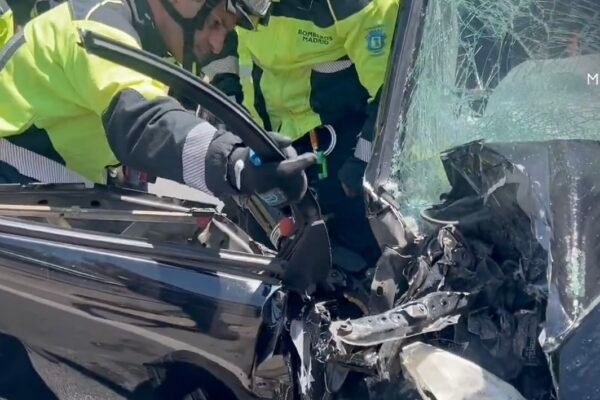 Dos heridos graves al chocar un coche contra un autobús urbano en la A-5, en Madrid