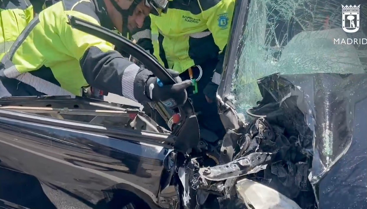 Dos heridos graves al chocar un coche contra un autobús urbano en la A-5, en Madrid