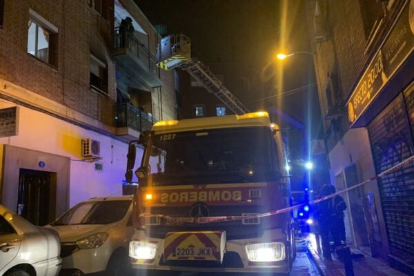 Bomberos del Ayuntamiento de Madrid extinguen un fuego en una vivienda en Puente de Vallecas